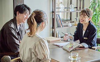 カップルが会場見学と成約