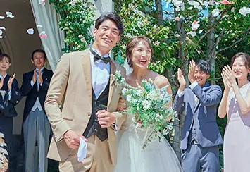 祝福を受けて退場するおふたり